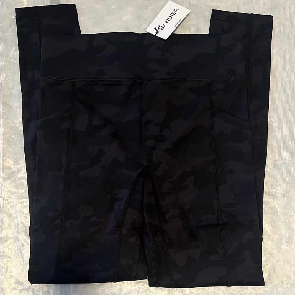 NEW ALL Access Bandier Women’s Black Camouflage Leggings with Pockets, Small - Picture 2 of 3